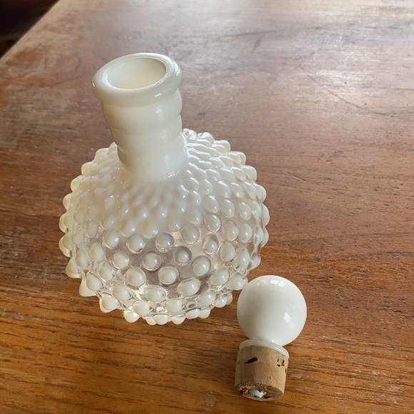 Vintage Fenton moonstone opalescent hobnail canister/perfume bottle with stopper - Picture 7 of 7